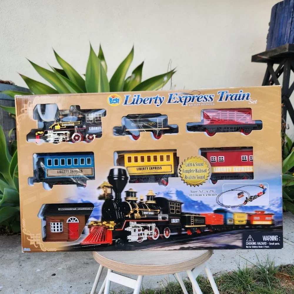 NEW  Christmas Train Set 6 Car Locomotive Electronic Train Set Battery Operated